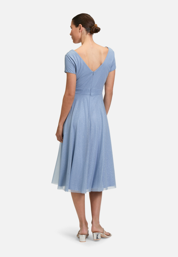 Cocktailkleid im Glitzer-Look / Modellfoto Rückseite