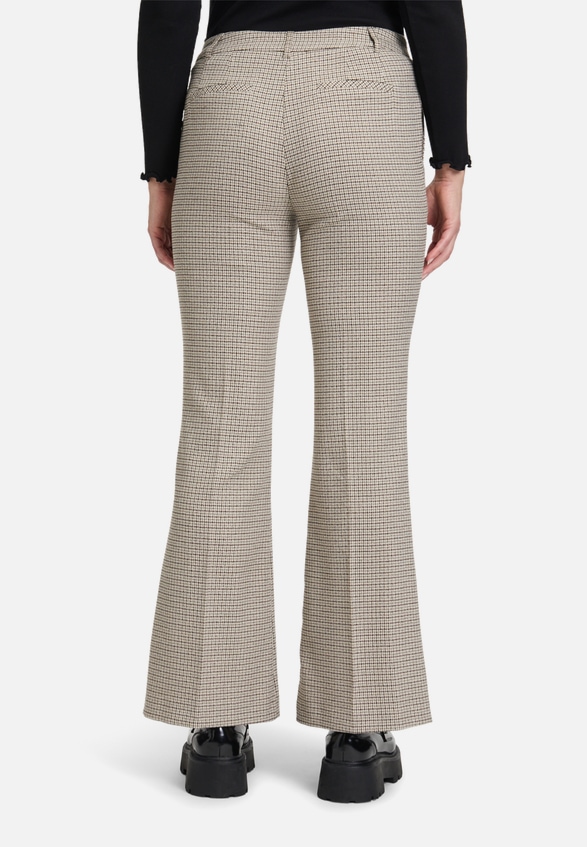 Stoffhose mit Bügelfalte / Modellfoto Rückseite
