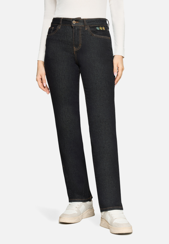 Stretch-Jeans mit Strass / Modellfoto Vorderseite