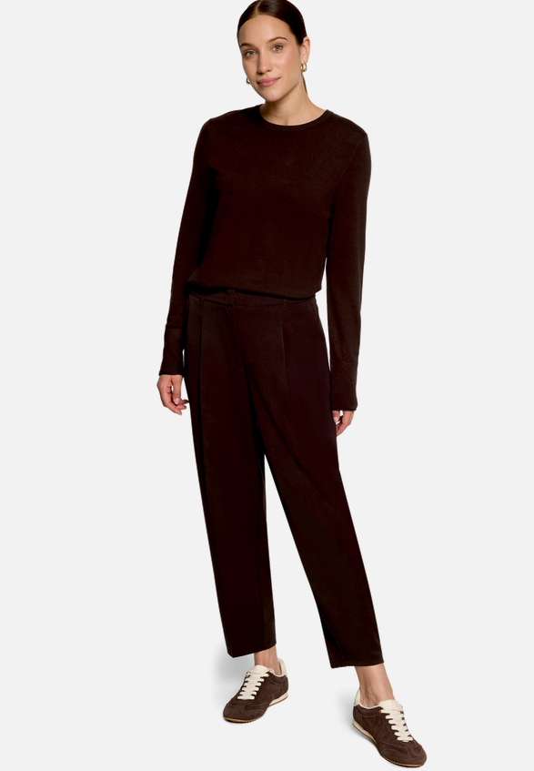Basic-Pullover  mit Rundhalsausschnitt  / Modellfoto Vorderseite (Outfit)