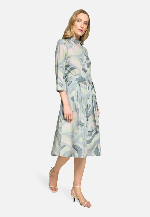 Hemdblusenkleid mit Taschen / Modellfoto Vorderseite (Outfit)