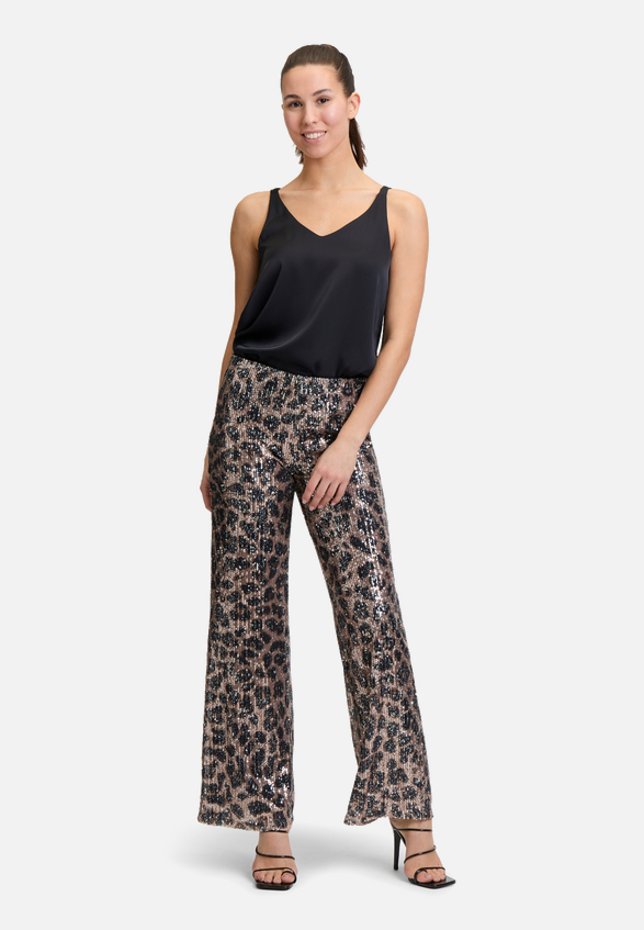 Marlene-Hose mit Pailletten / Modellfoto Vorderseite (Outfit)