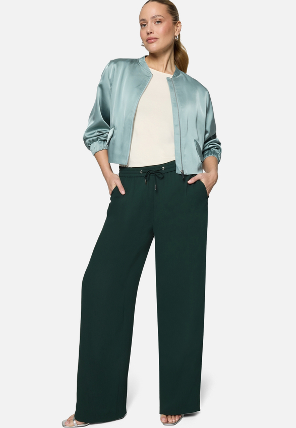 Palazzo-Hose  mit elastischem Bund / Modellfoto Vorderseite (Outfit)