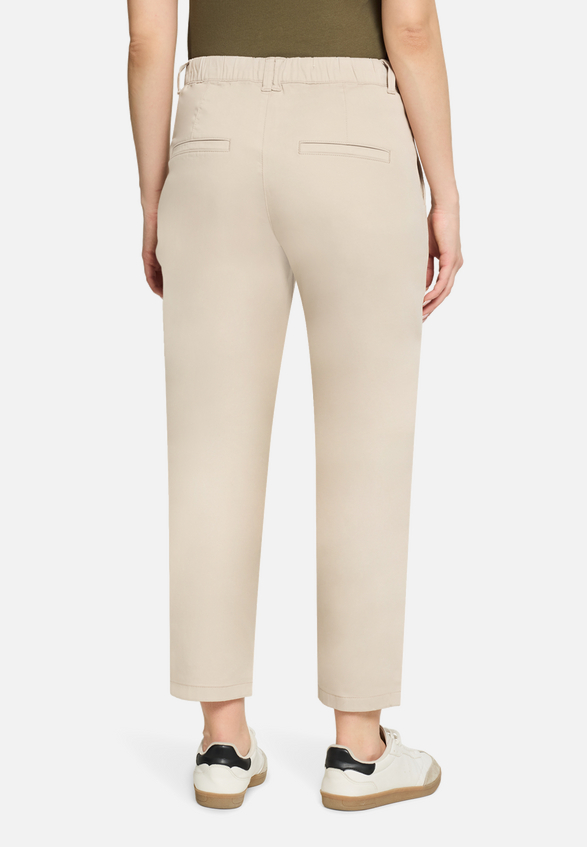 Chino-Hose mit Gummizug / Modellfoto Rückseite