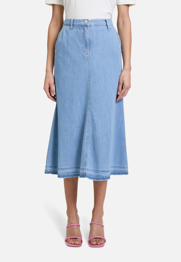 Jeansrock mit offenem Saum / Modellfoto Vorderseite