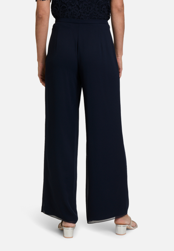 Marlene-Hose mit weitem Bein / Modellfoto Rückseite