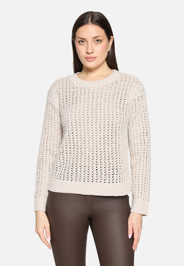 Grobstrick-Pullover mit Lochmuster / Modellfoto Vorderseite