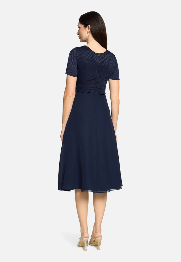 Cocktailkleid im Glitzer-Look / Modellfoto Rückseite