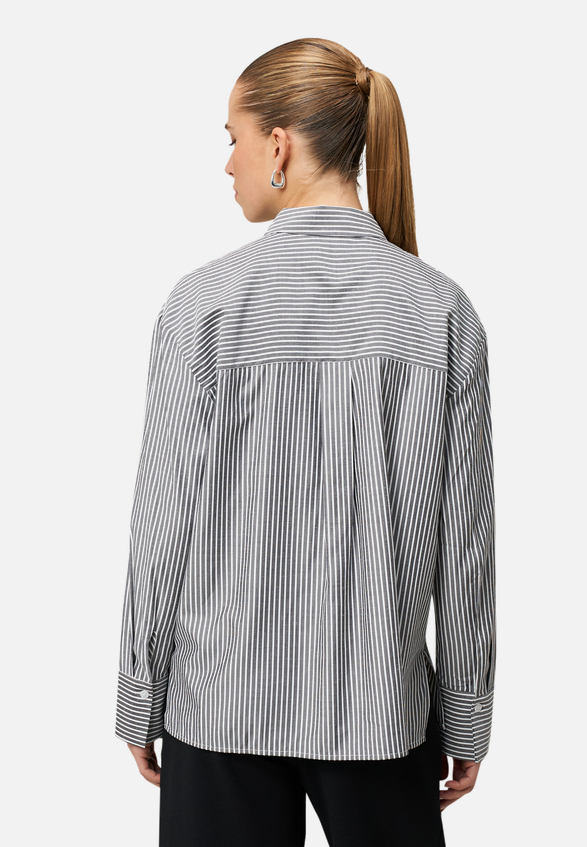 Hemdbluse mit Streifen / Modellfoto Rückseite