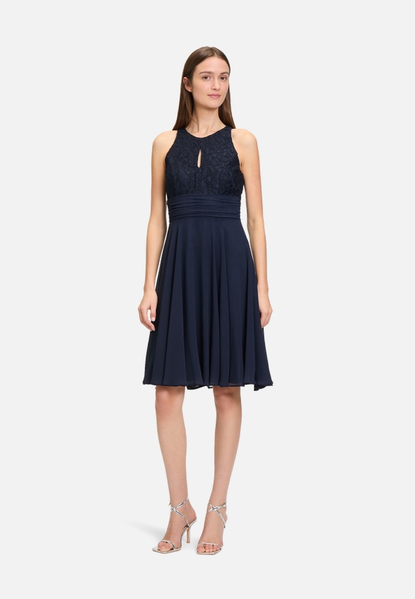 Abendkleid mit Spitze / Modellfoto Vorderseite (Outfit)