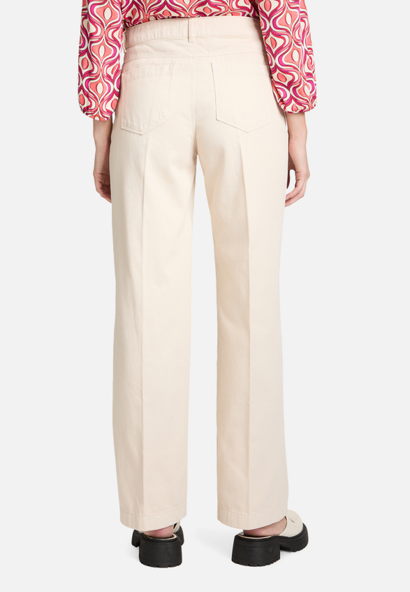 Casual-Hose mit Bügelfalte / Modellfoto Rückseite