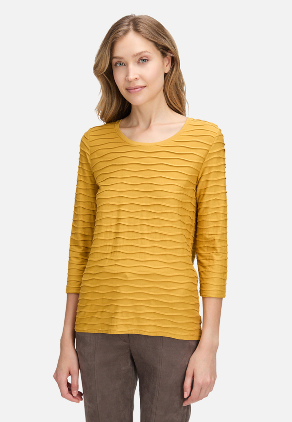 Basic Shirt mit Wellenstruktur / Modellfoto Vorderseite