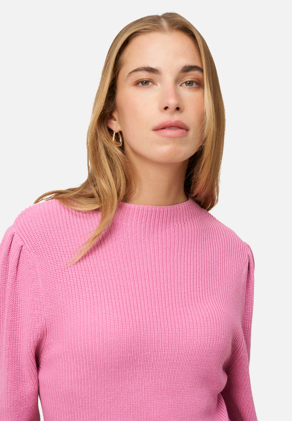 Strickpullover mit Ballonärmeln / Modellfoto Rückseite