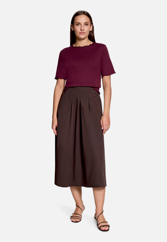Halbarm-Shirt mit Kragen / Modellfoto Vorderseite (Outfit)