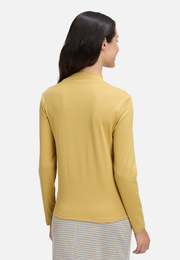 Langarm-Shirt mit Kragen / Modellfoto Rückseite