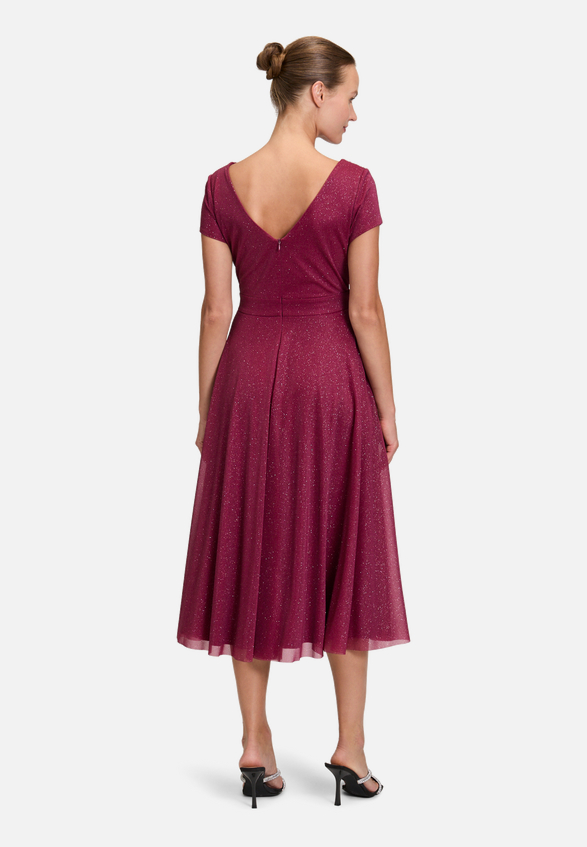 Cocktailkleid im Glitzer-Look / Modellfoto Rückseite