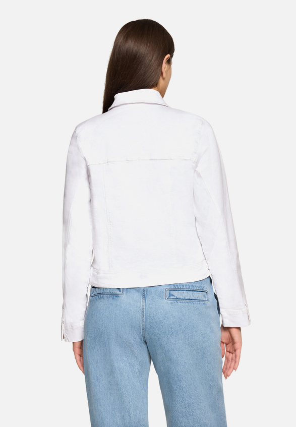 Jeansjacke mit Lochmuster / Modellfoto Rückseite