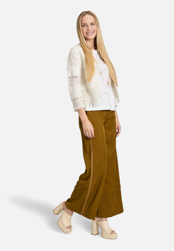 Casual-Strickjacke mit Rundhalsausschnitt / Modellfoto Vorderseite (Outfit)