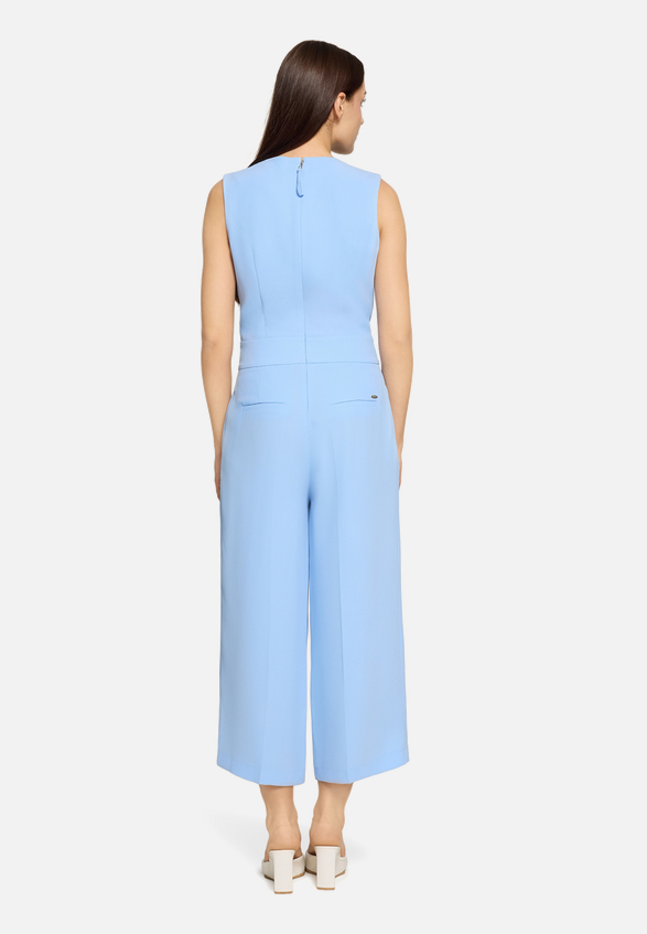 Jumpsuit mit Wasserfallausschnitt / Modellfoto Rückseite