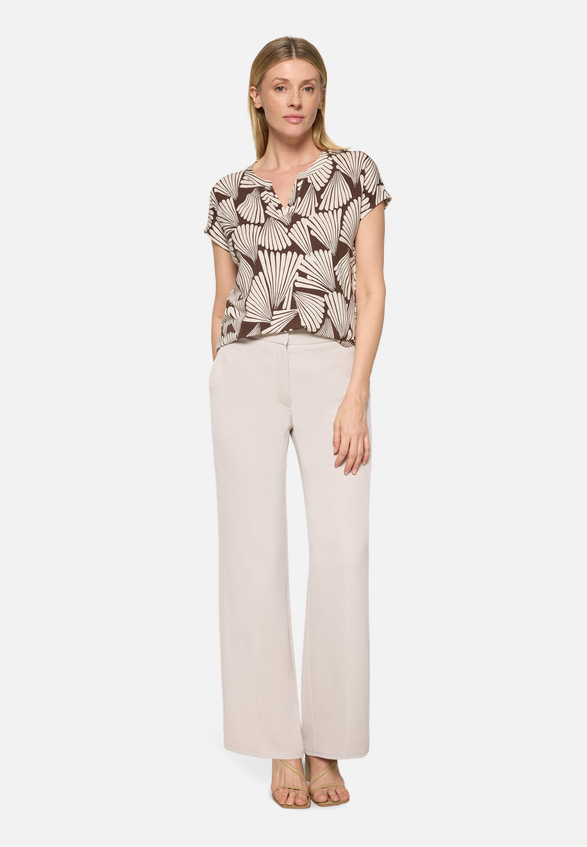 Basic Shirt mit V-Ausschnitt / Modellfoto Vorderseite (Outfit)
