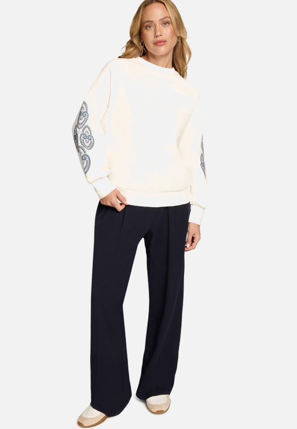 Sweatshirt mit Aufdruck / Modellfoto Vorderseite (Outfit)