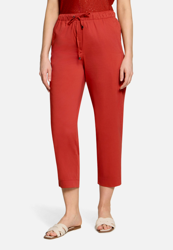 Casual-Hose mit elastischem Bund / Modellfoto Vorderseite