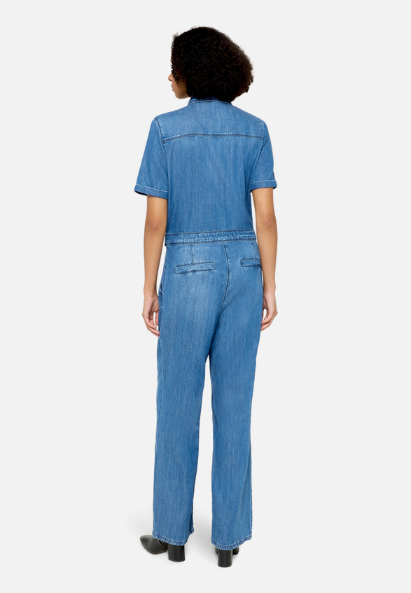 Jumpsuit mit Bindegürtel / Modellfoto Rückseite