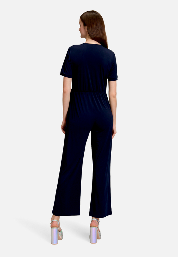 Jumpsuit mit Bindegürtel / Modellfoto Rückseite