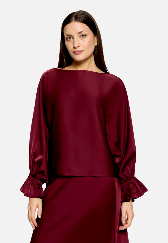 Satin-Bluse mit Fledermausärmeln / Modellfoto Vorderseite