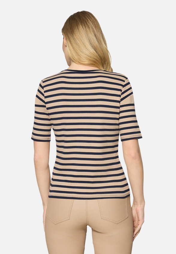Basic Shirt mit Rippenstruktur / Modellfoto Rückseite