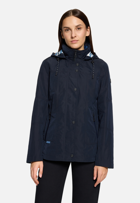 Sommerjacke mit abnehmbarer Kapuze / Modellfoto Vorderseite