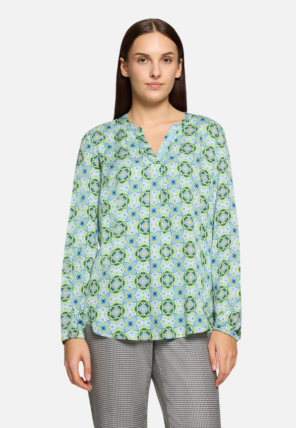 Blusenshirt mit Muster / Modellfoto Vorderseite