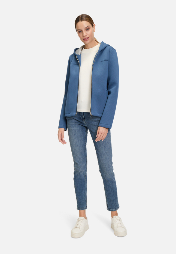 Übergangsjacke mit Kapuze / Modellfoto Vorderseite (Outfit)