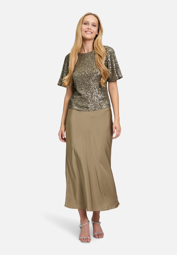Pailletten-Bluse mit Flügelärmeln / Modellfoto Vorderseite (Outfit)