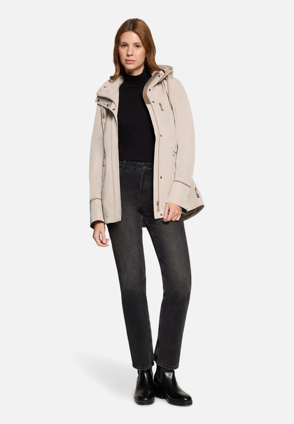 Sommerjacke mit Kapuze / Modellfoto Vorderseite (Outfit)