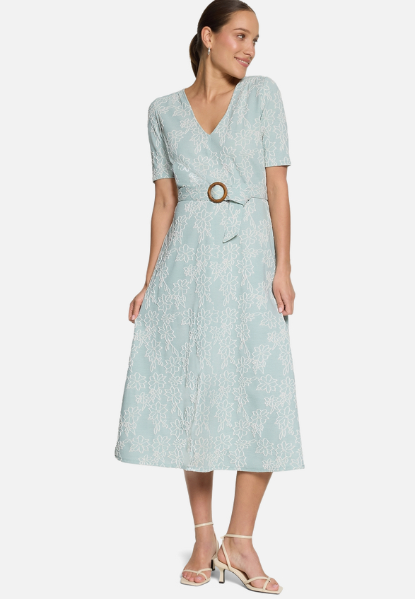 Midikleid mit Blumen-Stickerei / Modellfoto Vorderseite (Outfit)