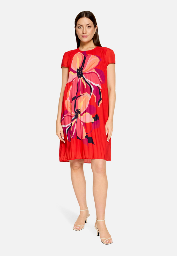 Plisseekleid kurzarm / Modellfoto Vorderseite