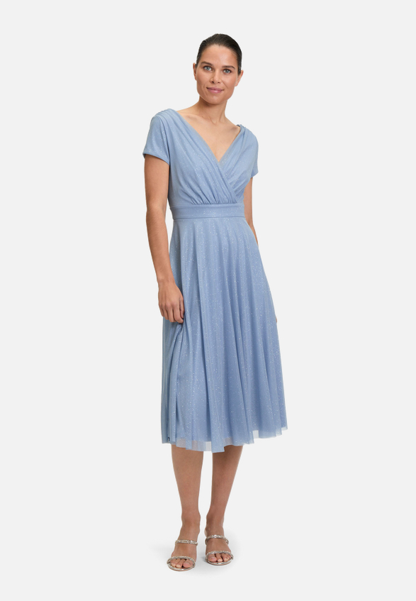 Cocktailkleid im Glitzer-Look / Modellfoto Vorderseite