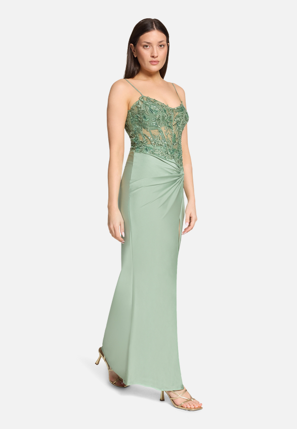 Abendkleid mit Stickerei / Modellfoto Vorderseite (Outfit)