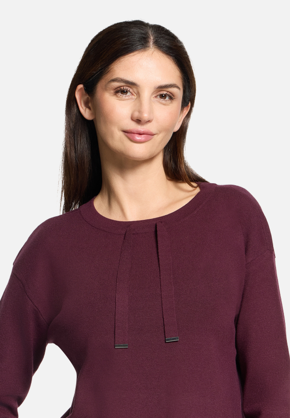 Feinstrickpullover mit Seitenschlitzen / Detailbild