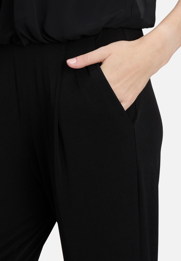 Jumpsuit mit Cut-Outs / Detailbild
