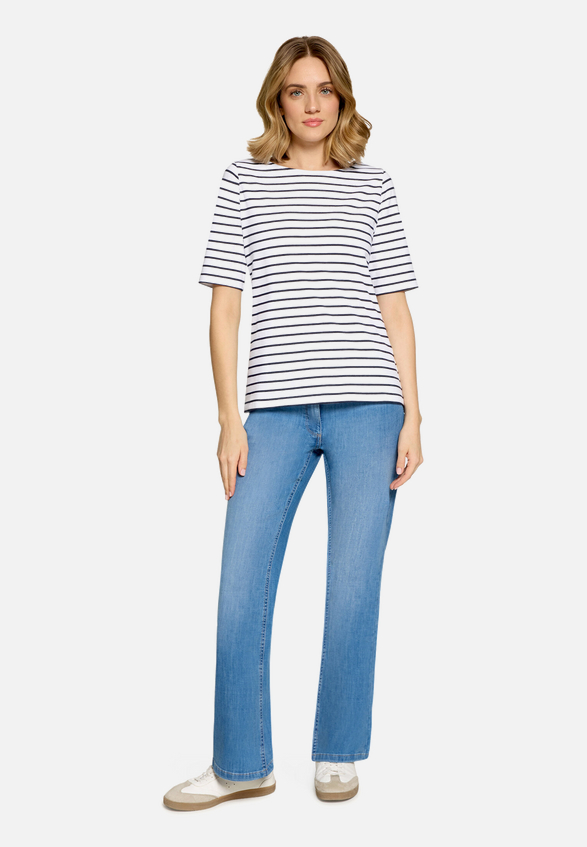 Ringelshirt mit U-Boot-Ausschnitt / Modellfoto Vorderseite (Outfit)