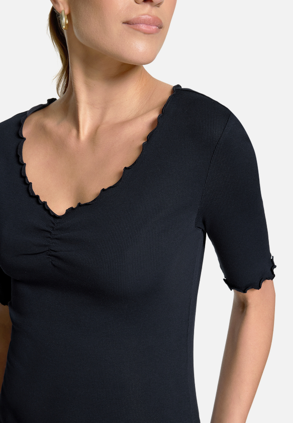 T-Shirt mit gerafftem Ausschnitt / Detailbild
