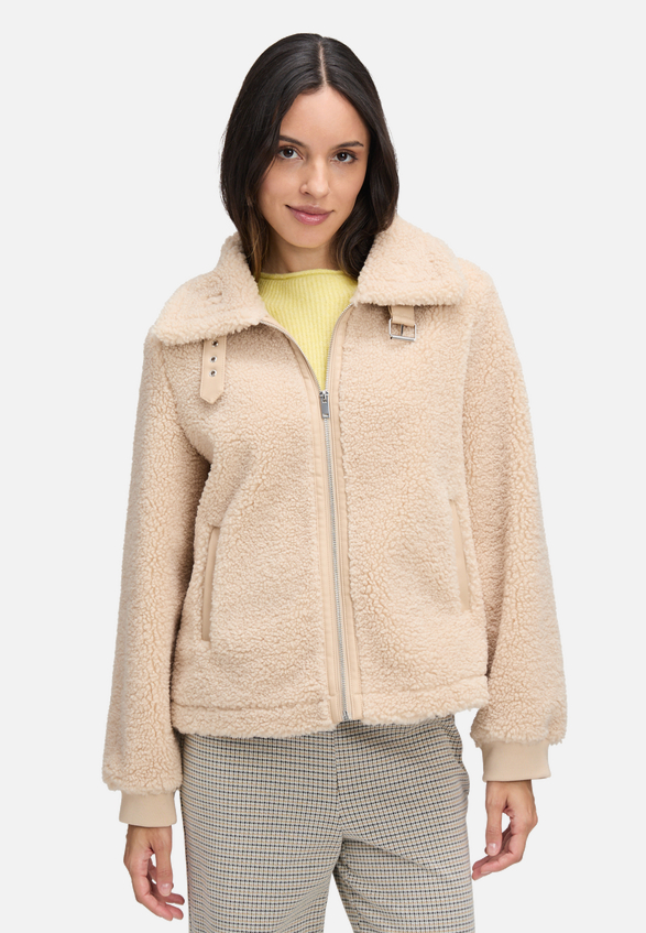 Plüschjacke mit Eingrifftaschen / Modellfoto Vorderseite
