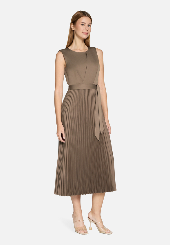 Cocktailkleid mit Plissee / Modellfoto Vorderseite (Outfit)