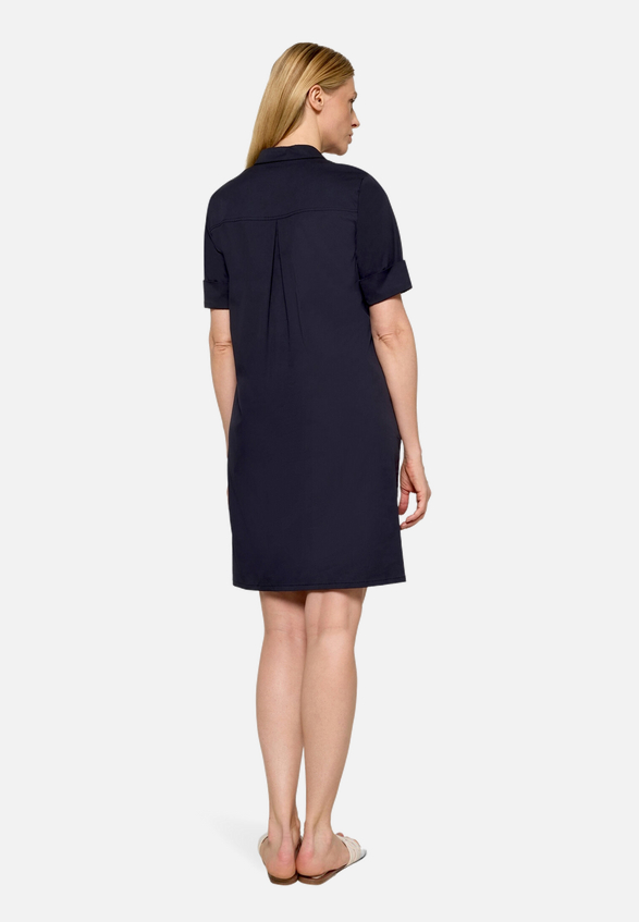 Hemdblusenkleid mit Taschen / Modellfoto Rückseite