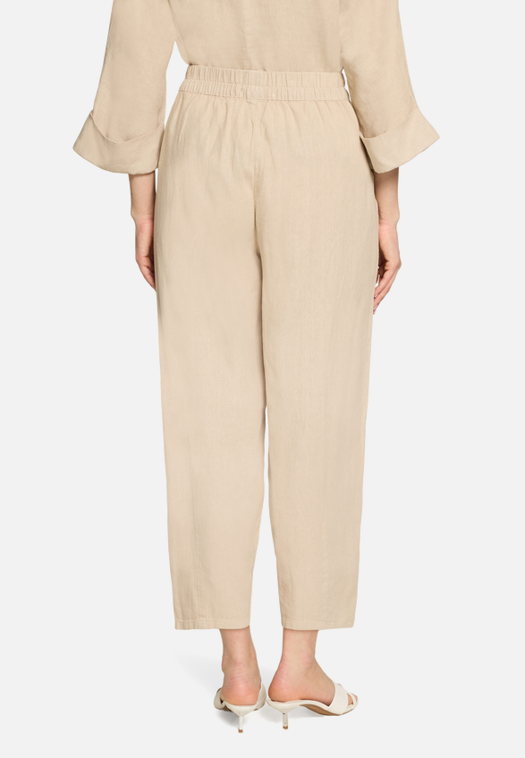 Leinenhose mit Gummizug / Modellfoto Rückseite