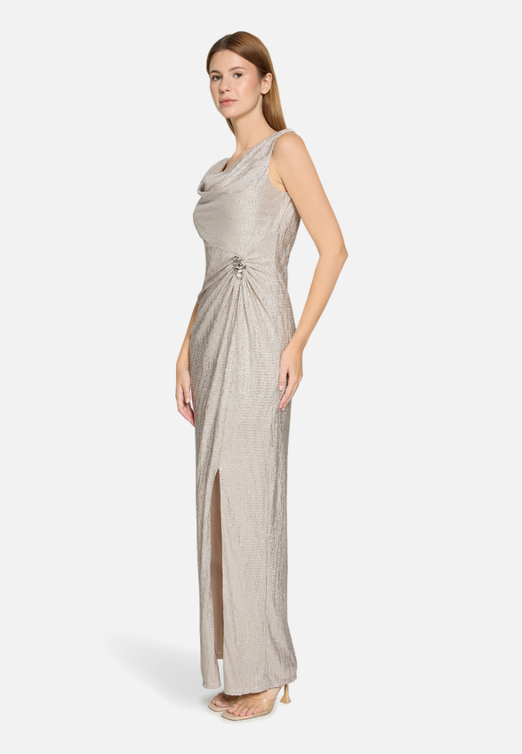 Abendkleid im Glitzer-Look / Modellfoto Vorderseite (Outfit)