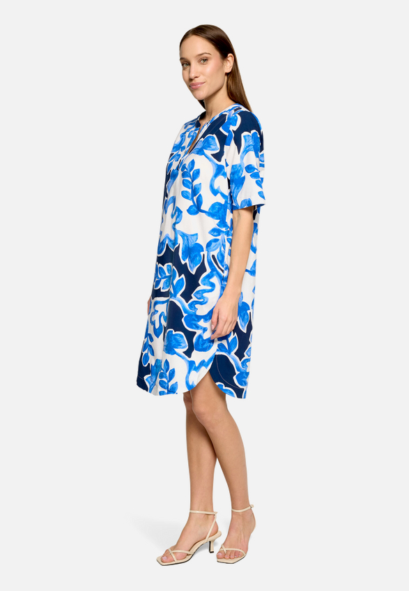 Hemdblusenkleid mit Print / Modellfoto Vorderseite (Outfit)