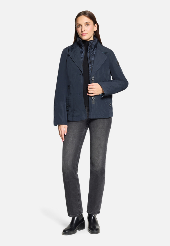 Übergangsjacke mit abnehmbarem Westenteil / Modellfoto Vorderseite (Outfit)